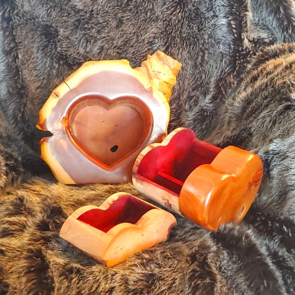 VINTAGE 1980'S HAND CARVED TREE TRUNK RED CEDAR HEART DRAWER JEWLERY BOX - Picture 7 of 9